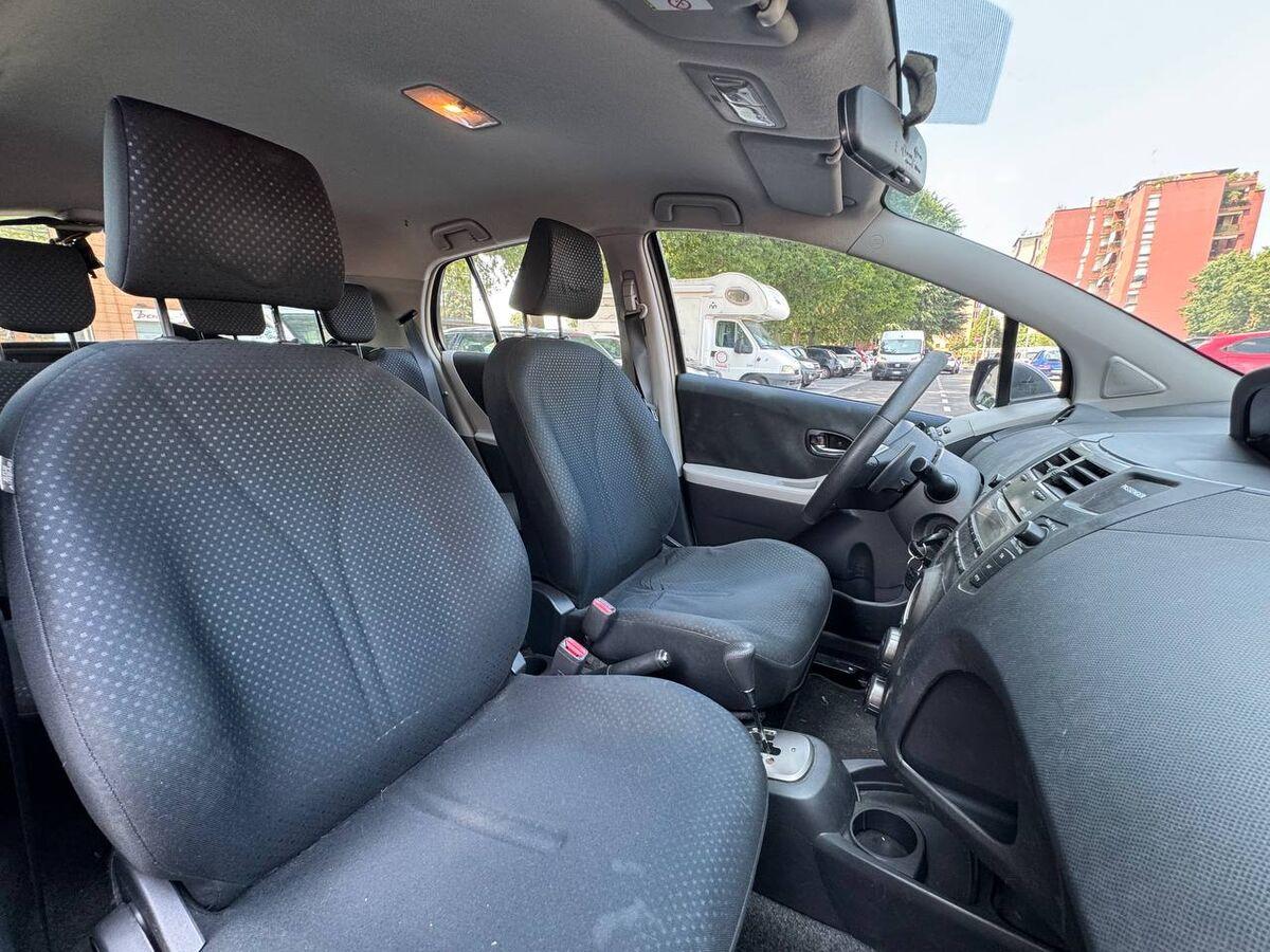 Toyota Yaris 1.3 dual Sol 5p m-mt