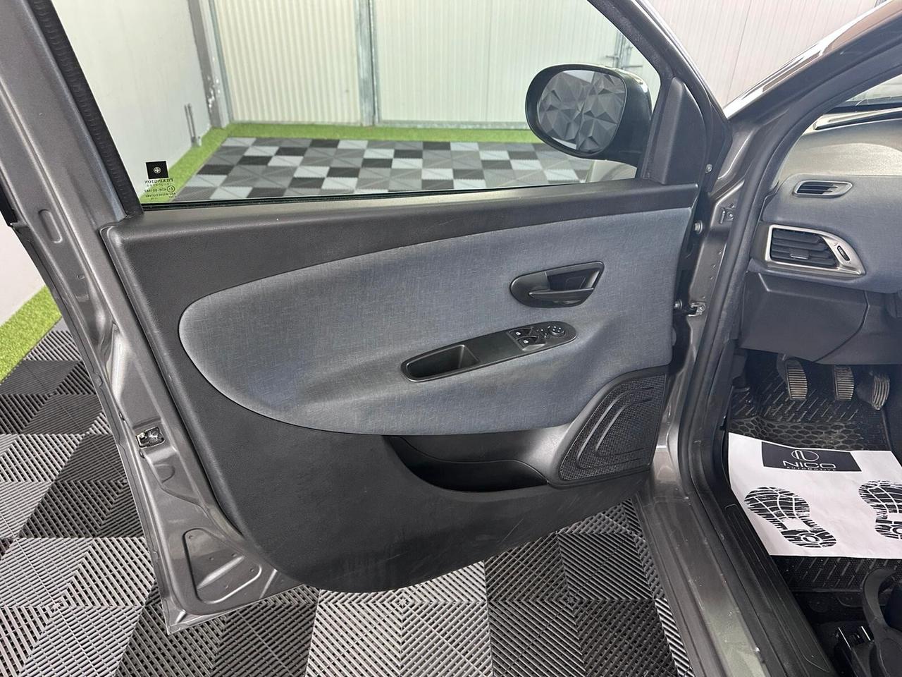 Lancia Ypsilon 1.0 FireFly 5 porte S&S Hybrid Alberta Ferretti