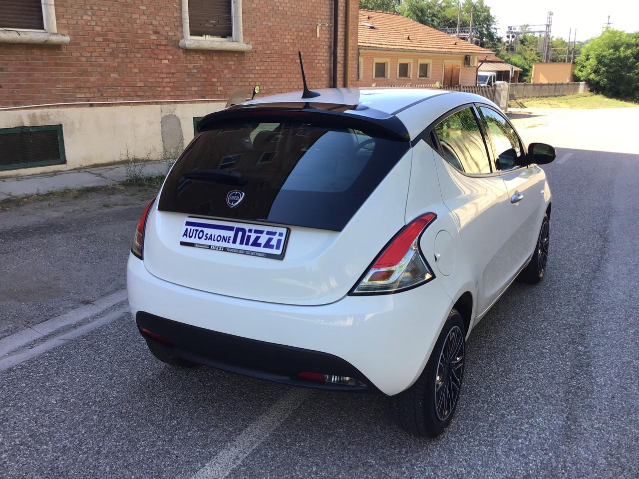 Lancia Ypsilon 1.0 FireFly 5 porte S&S Hybrid Silver