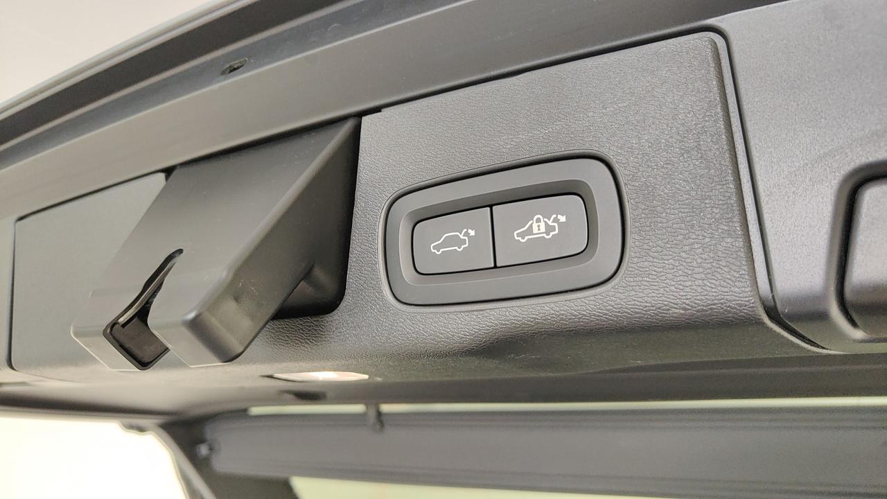 VOLVO XC60 2.0 b4 Plus Dark auto