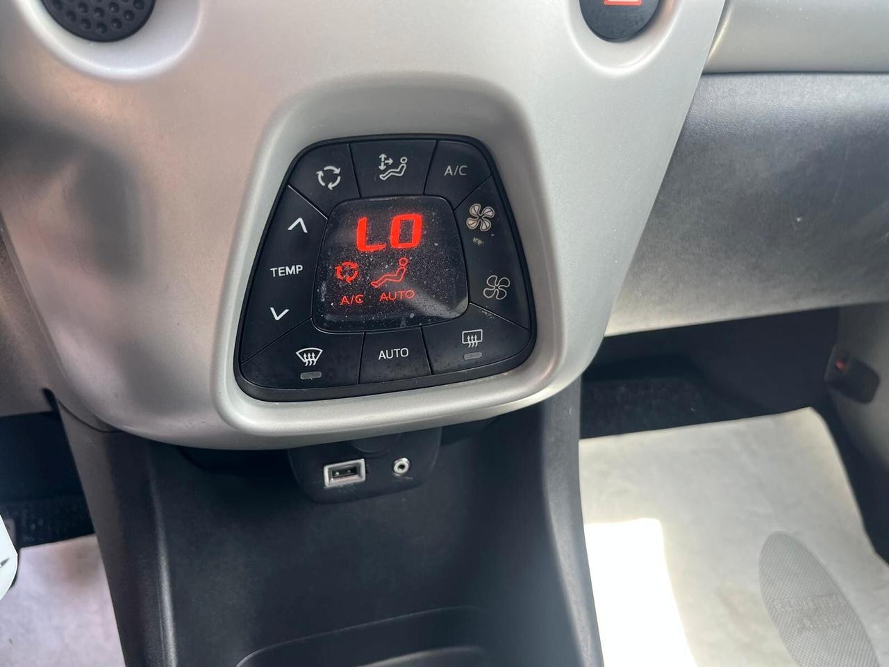 Toyota Aygo 1.0 VVT-i 69cv 5p. X-Play LED Retro Car Play