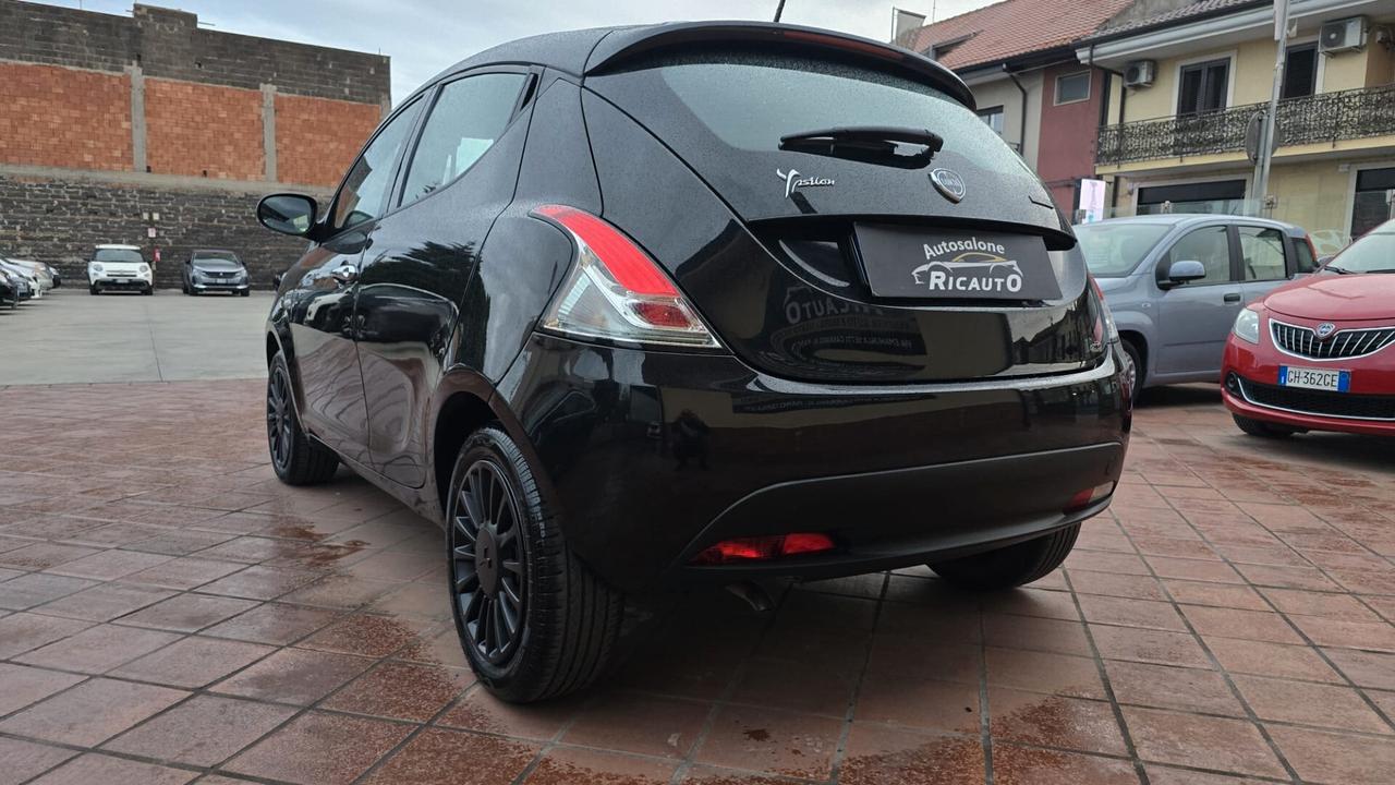 Lancia Ypsilon 1.0 FireFly 5 porte S&S Hybrid Silver