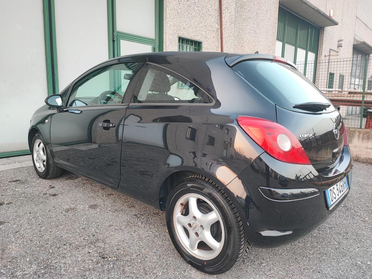 Opel Corsa 1.2 BENZINA AUTOMATICO NEOPATENTATI