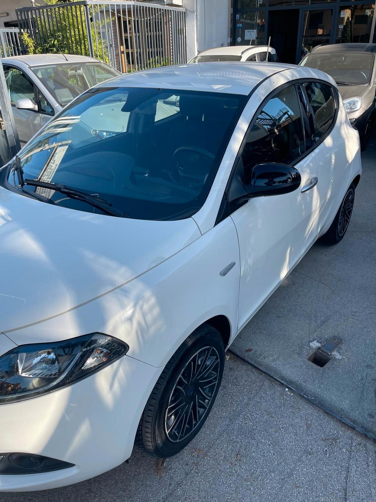 Lancia Ypsilon 1.0 FireFly 5 porte S&S Hybrid Ecochic Gold