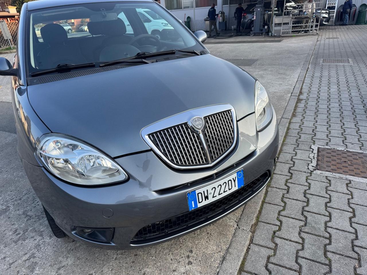 Lancia Ypsilon 1.2 benzina neopatentati