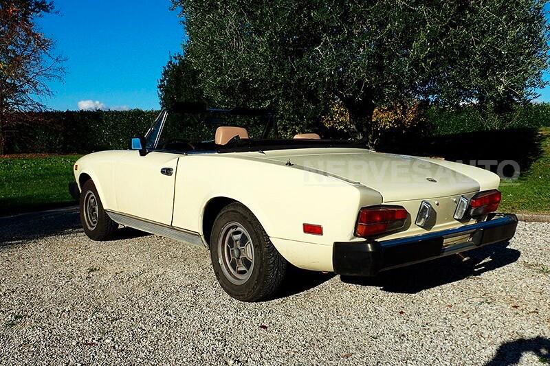 Fiat 124 Spider 2000 i.e. (1980) — Avorio • Interni Biscotto CRS