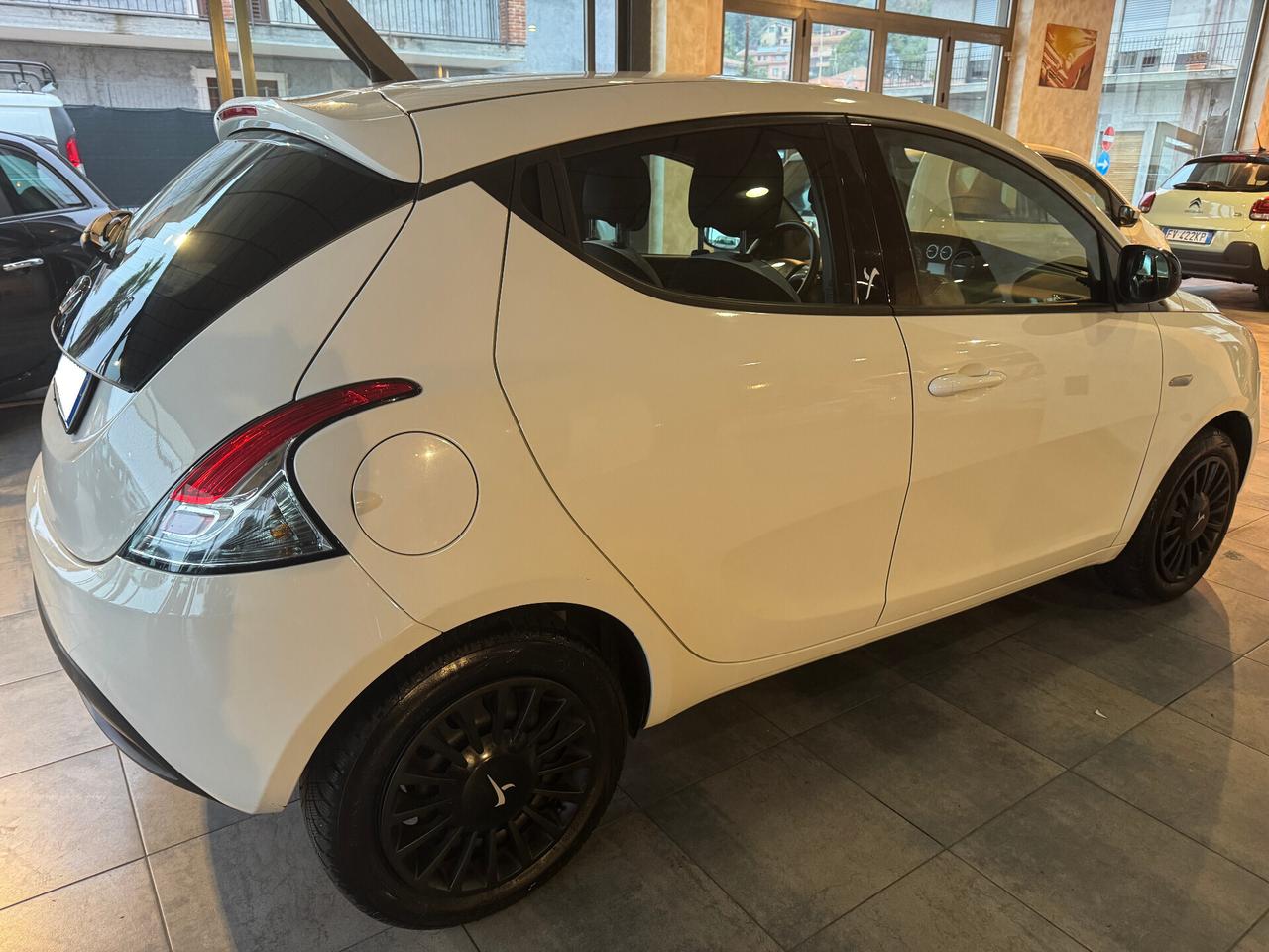 Lancia Ypsilon 1.2 69 CV 5 porte Elefantino Bianco