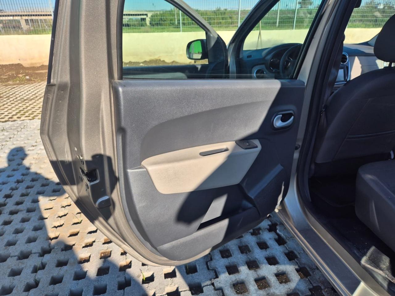 Dacia Lodgy 1.6 8V 85CV 5 posti metano scadenza 2029