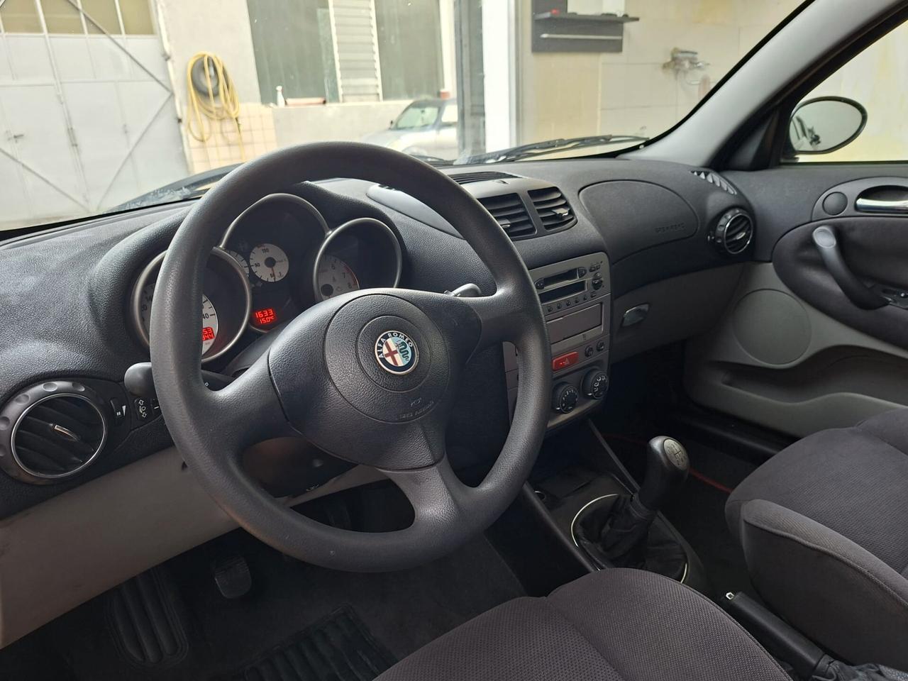 Alfa Romeo 147 1.6i 16V Twin Spark cat 3p. Distinctive