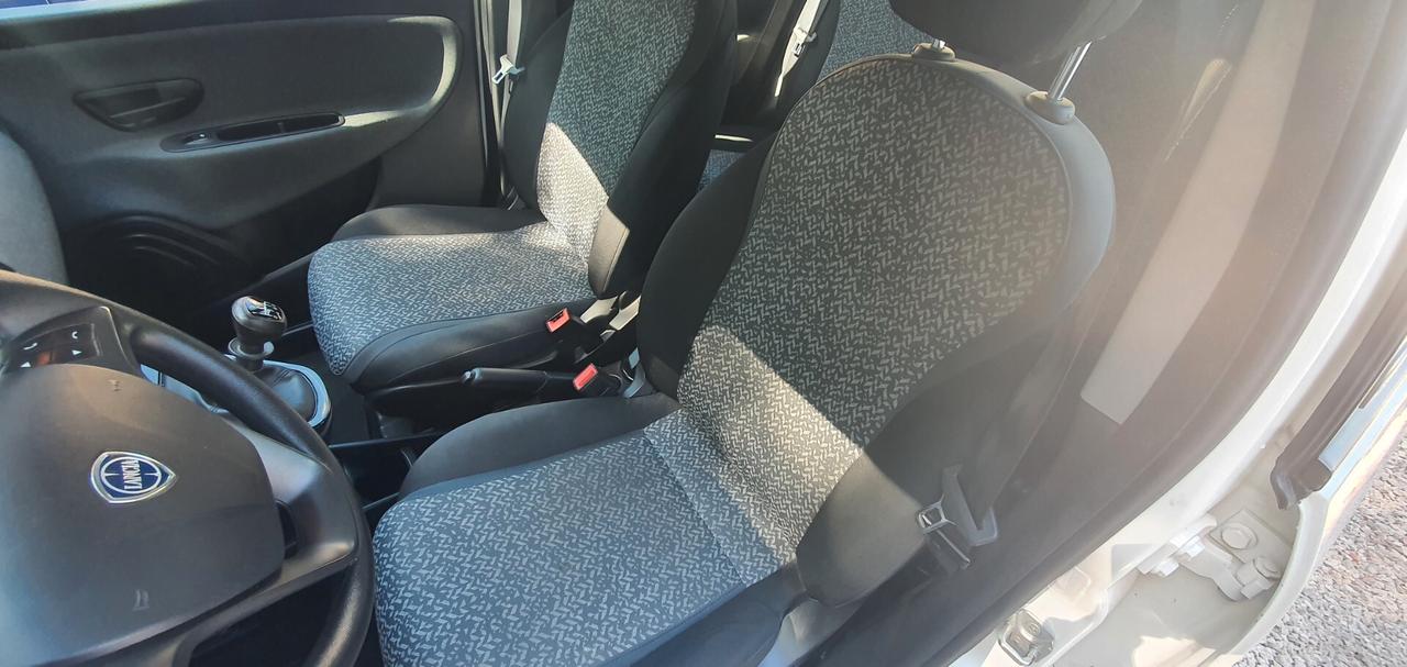 Lancia Ypsilon 1.0 FireFly 5 porte S&S Hybrid Ecochic Silver