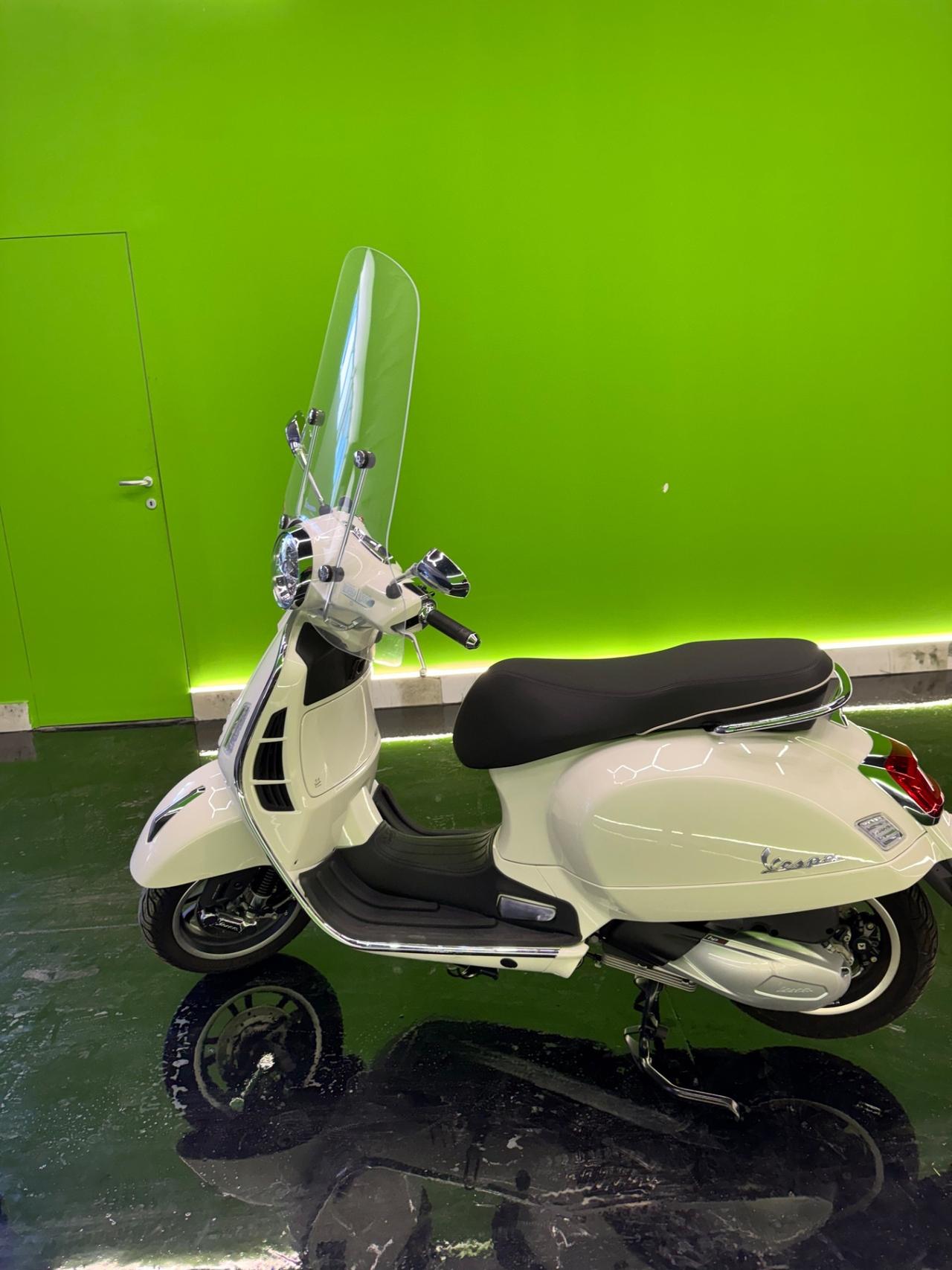 Piaggio Vespa 300 GTS