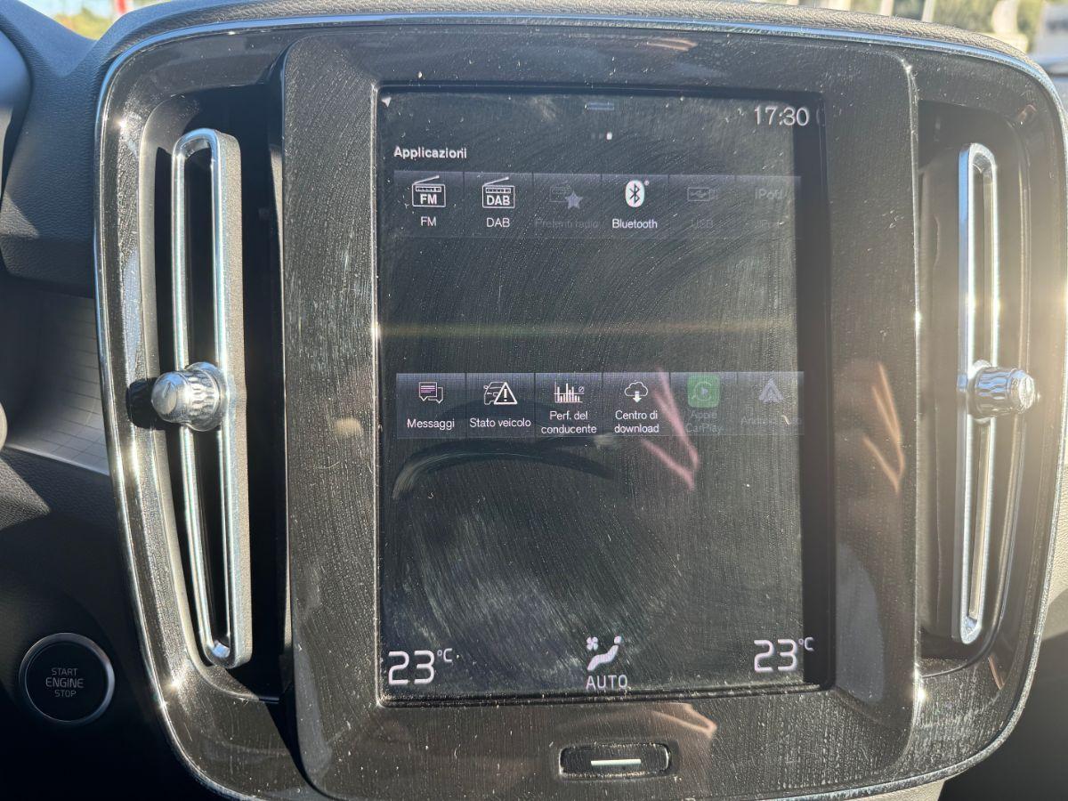 VOLVO - XC40 - T2 Momentum Pro