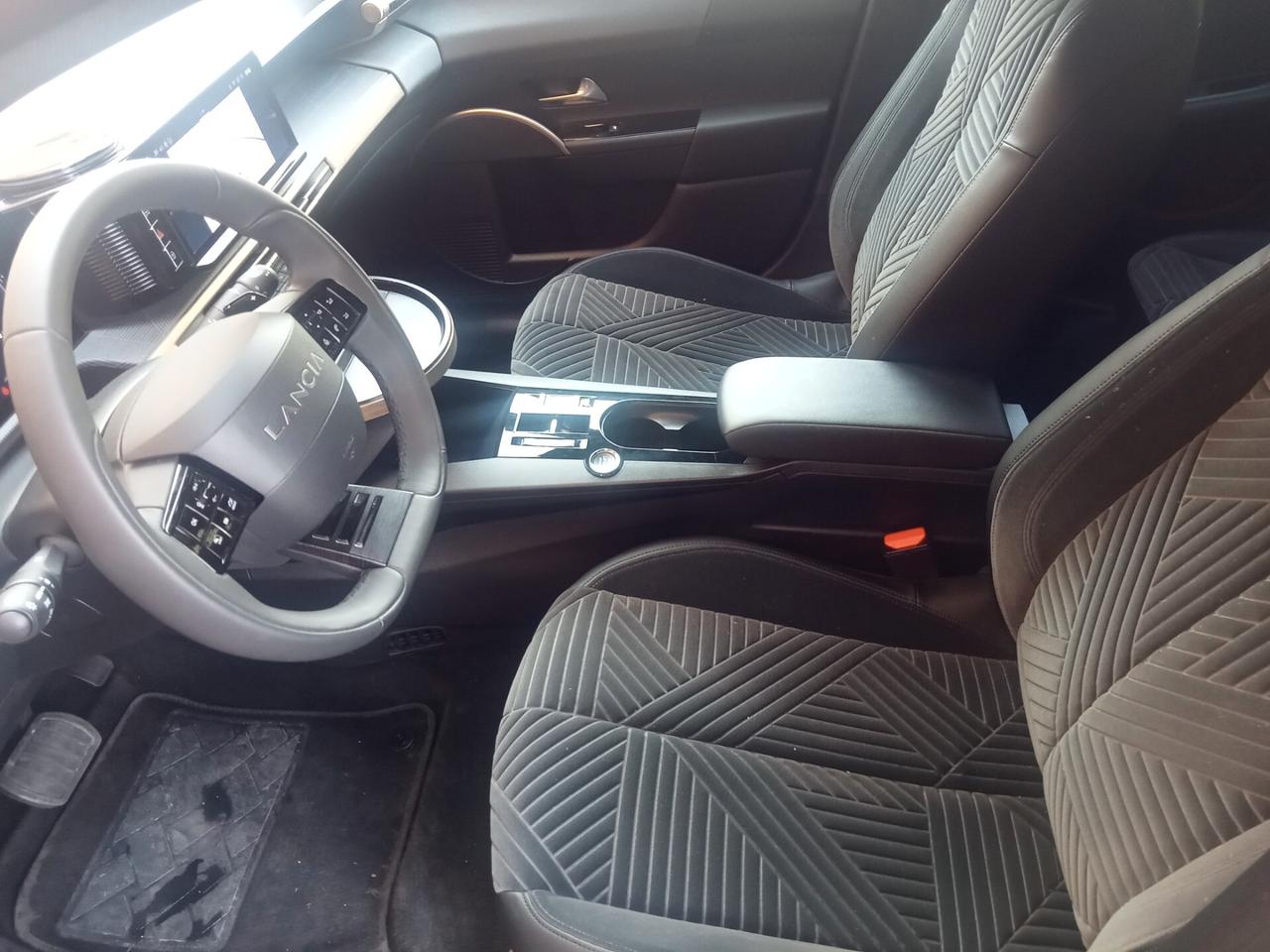 Lancia Ypsilon Hybrid e-DCT LX 2024