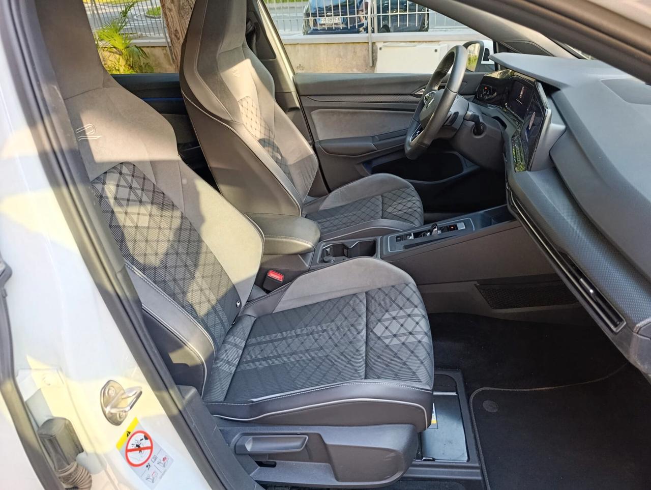 Volkswagen Golf 1.5 eTSI 150 CV EVO ACT DSG R-Line - NEOPATENTATI