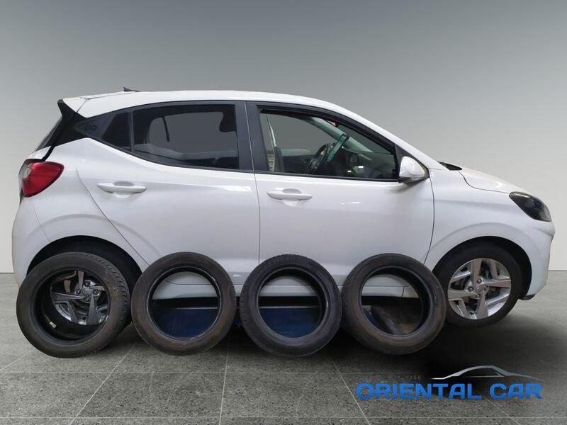 Hyundai i10 i10 1.0 TECH + CONNECT PACK + SENSORI DI POSTEGGIO + VETRI OSCURATI + TRENO DI GOMME INVERNALI
