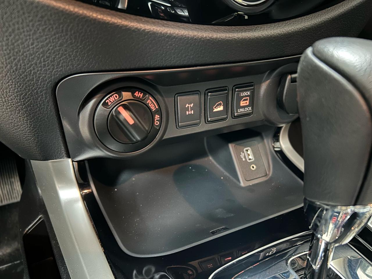 Nissan Navara 2.3 dci d.cab N-Connecta 190cv