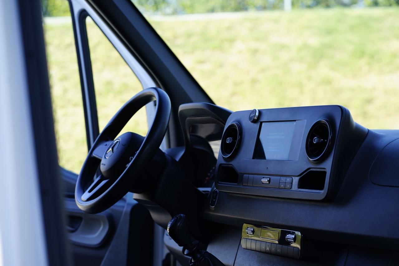 Mercedes Benz 311 Tra Ant con Sponda