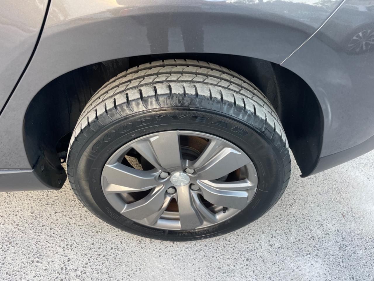 Peugeot 2008 PureTech 82 Style km 37.000 Nuova !