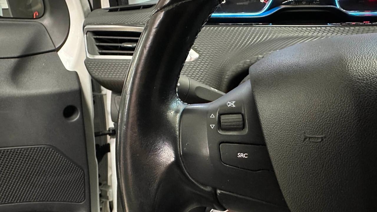 Peugeot 2008 BlueHDi 100 Allure Colore bianco perla