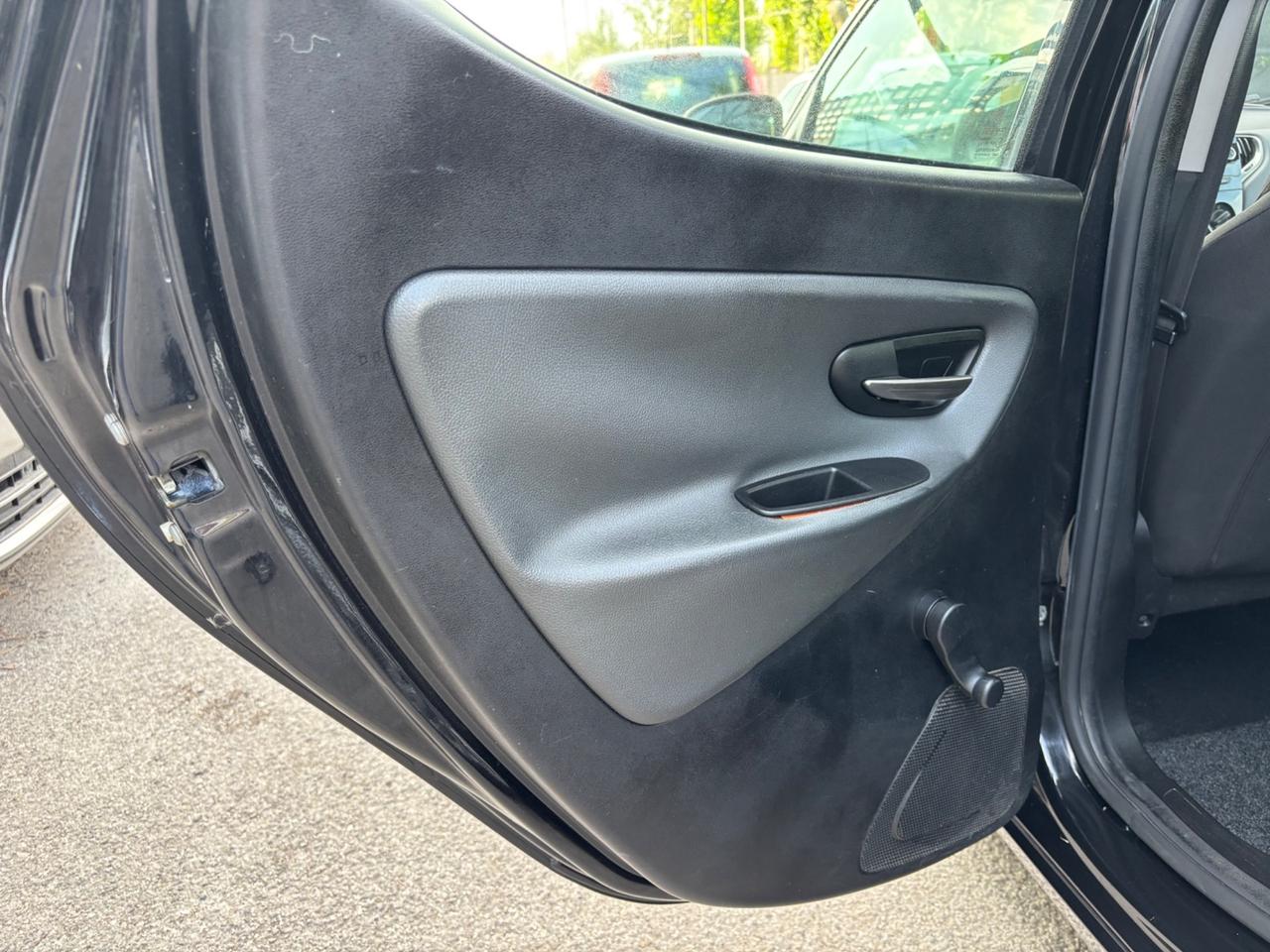 Lancia Ypsilon 5 porte Metano Ecochic OK NEOPATENTATI