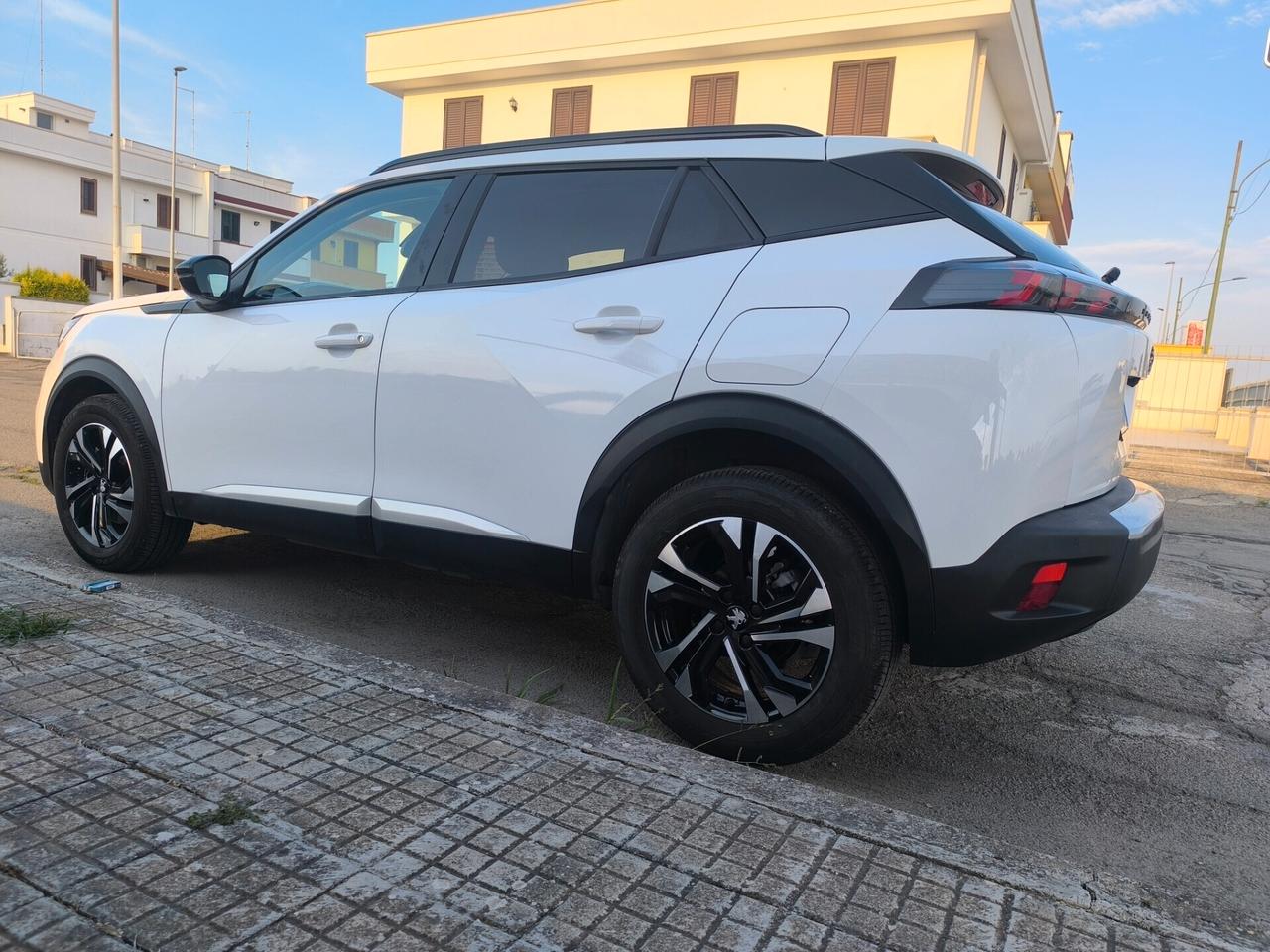 PEUGEOT 2008 1.5 DIESEL EAT8 ALLURE PACK NAVI 10 HD/COCKPIT/