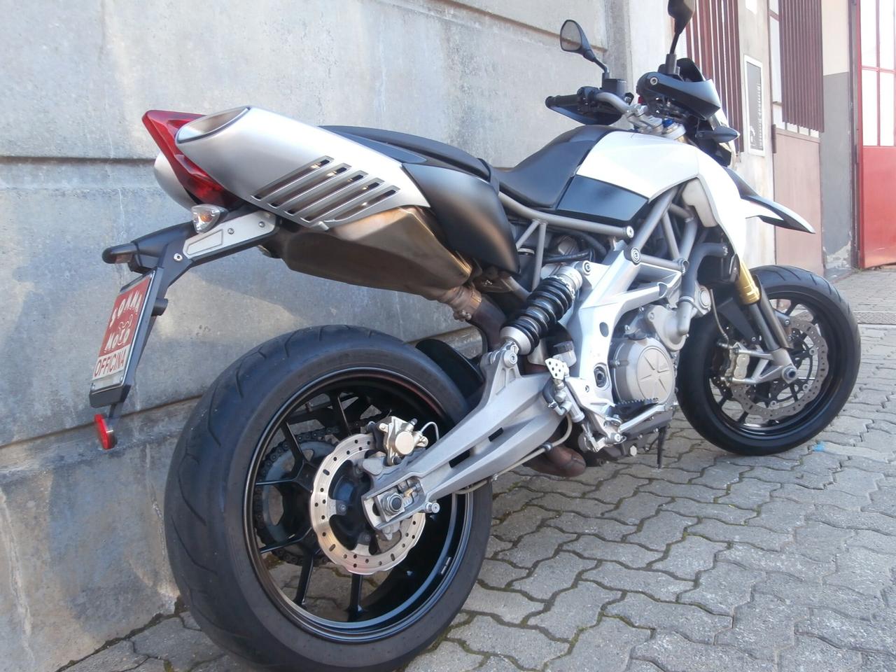 Aprilia Dorsoduro 750 (2009 - 14) del 2009 passaggio incluso.