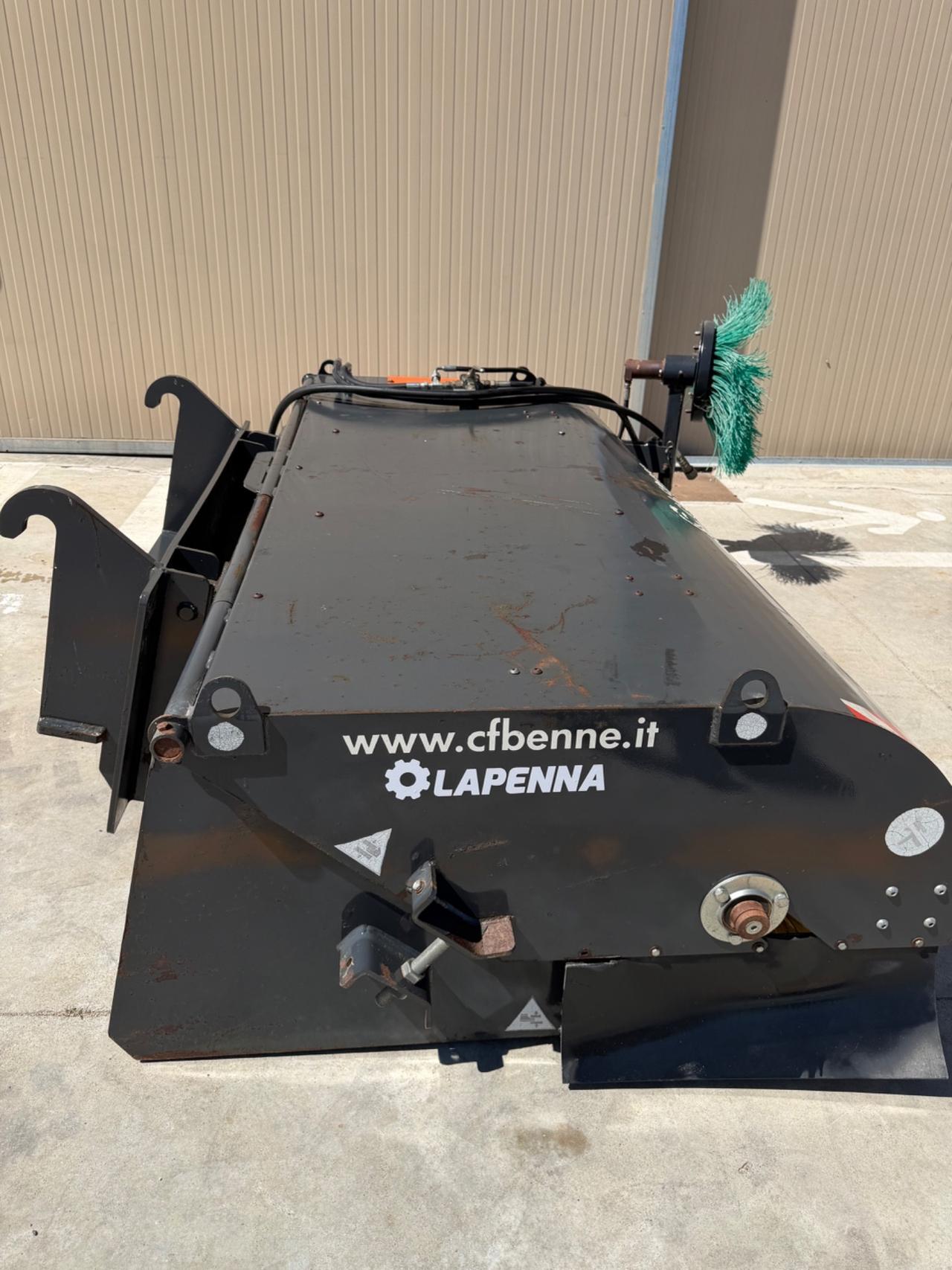 Benna spazzatrice attacco merlo