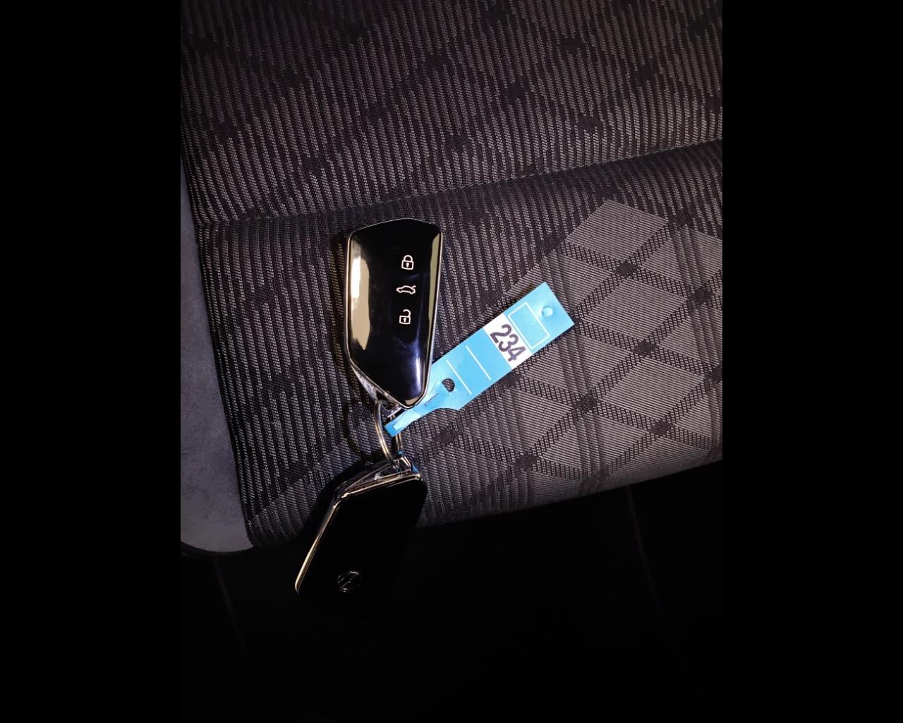 VOLKSWAGEN Golf VIII 2020 - Golf 1.5 tsi evo R-Line 130cv