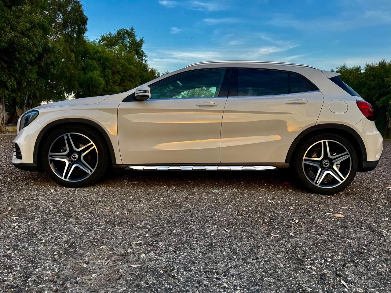 MERCEDES- BENZ GLA 200 D AMG PREMIUM