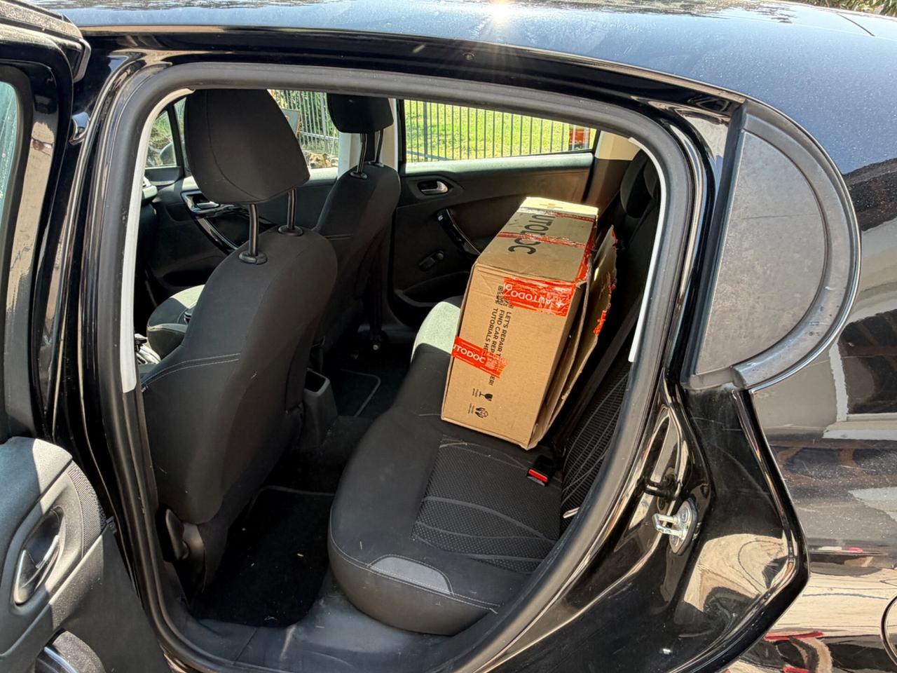 Peugeot 208 1.4 HDi 68 CV 5 porte Allure
