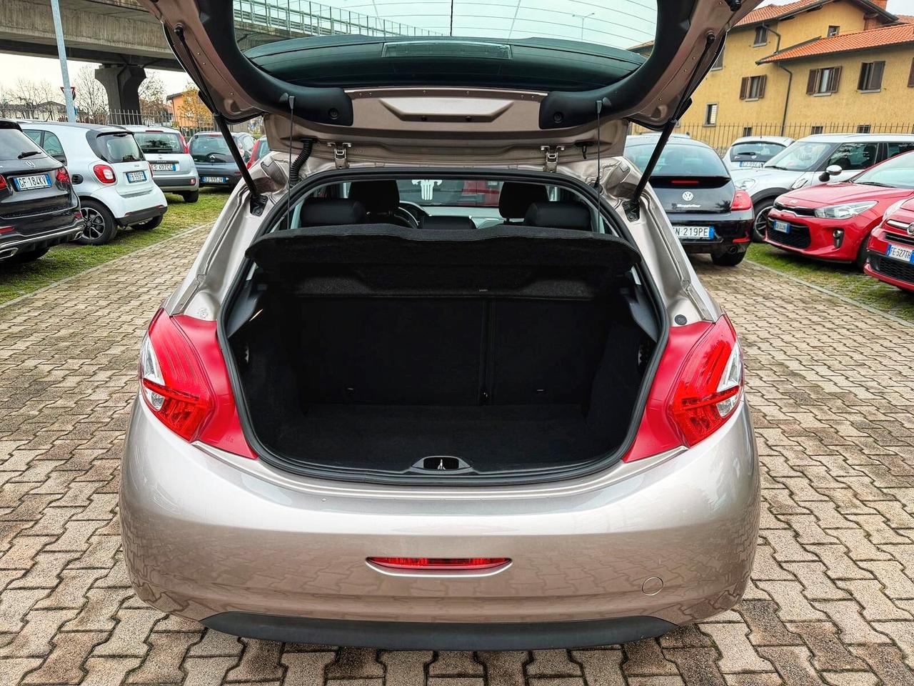 Peugeot 208 1.4 e-HDi 68 CV S&S robotizzato 5 porte Active AUTOMATICA OK NEOPATENTATI