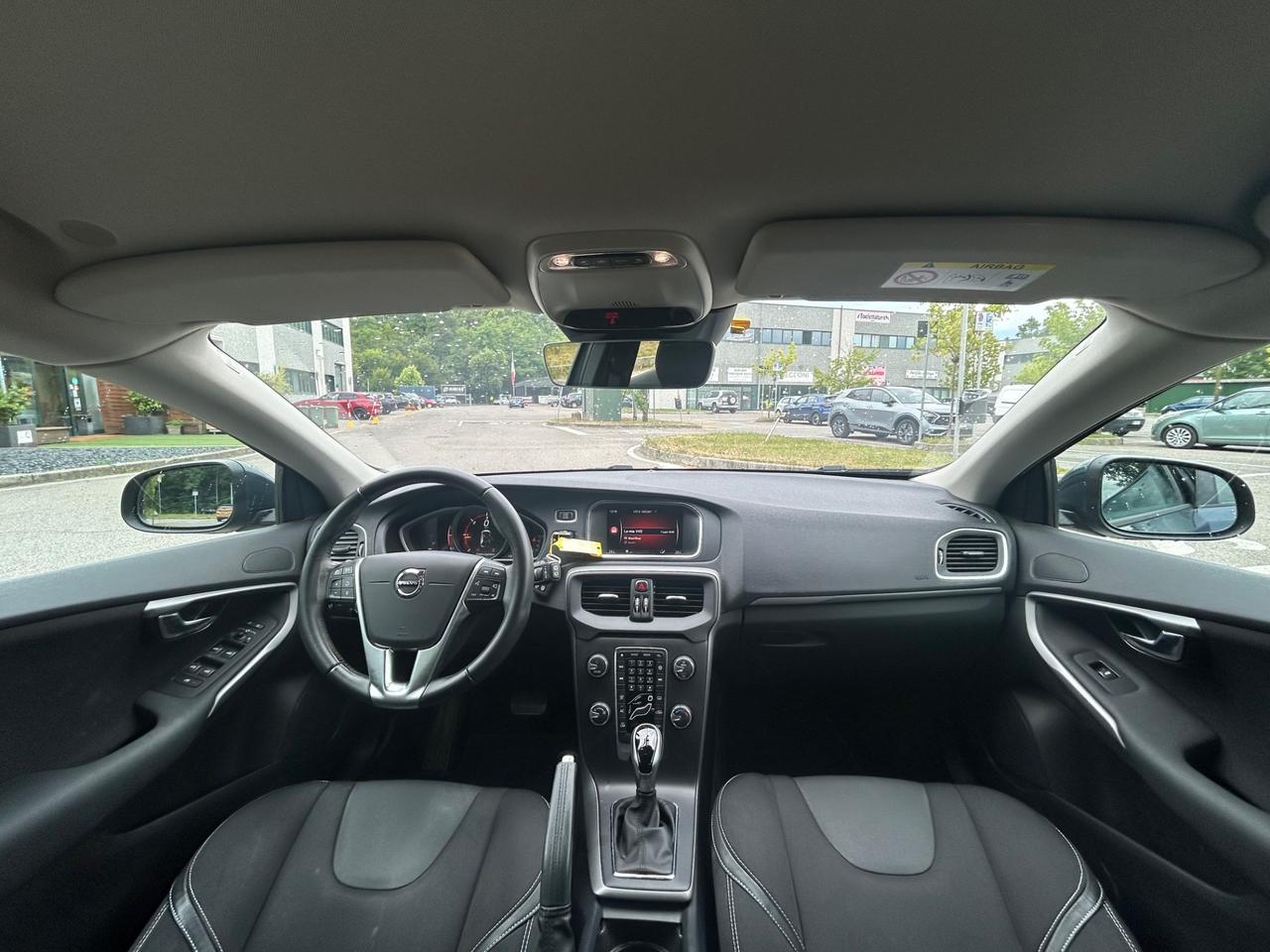 Volvo V40 D2 Geartronic R-Design | Navi LED PDC Cruise Uniproprietario