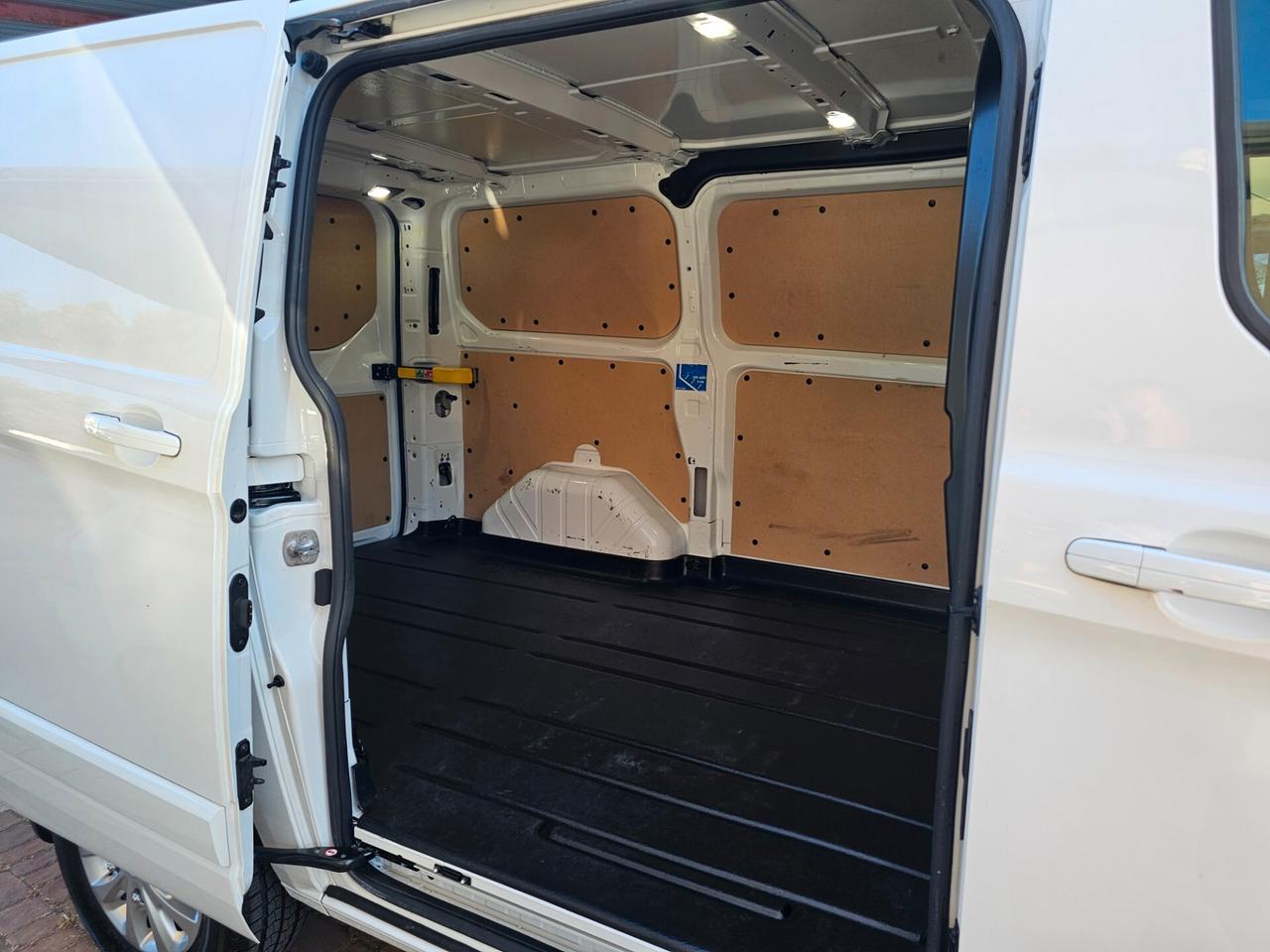 Ford Transit Custom 280 2.0 EcoBlue Hybrid 130 PC Titanium