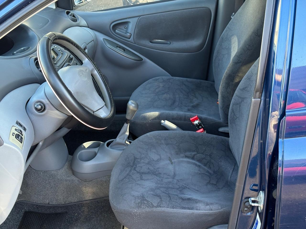 Toyota Yaris 1.0i 16V cat 5 porte Sol