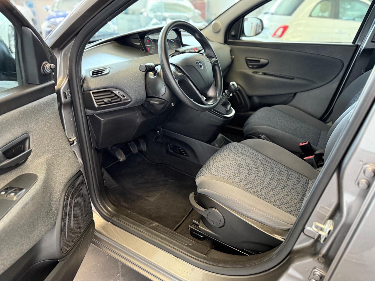 Lancia Ypsilon 1.0 FireFly 5 porte S&S Hybrid Ecochic Silver