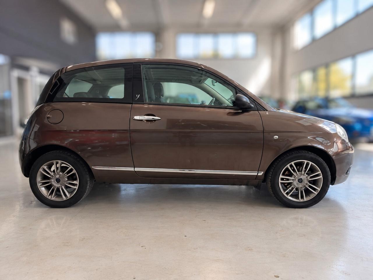 Lancia Ypsilon 1.3 MJT 75 CV Versus