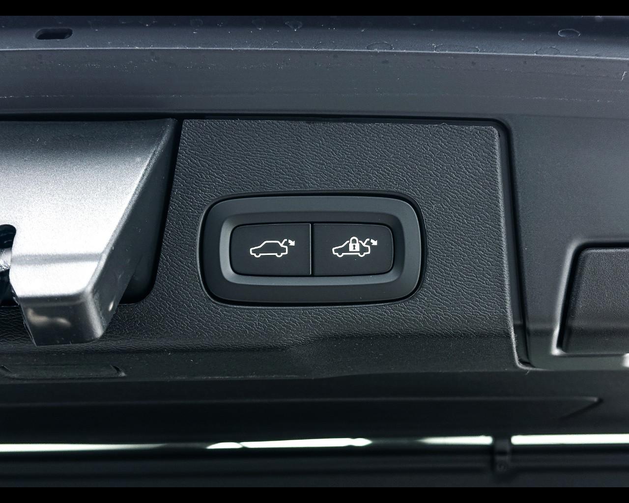 VOLVO XC60 (2017-->) - XC60 T6 Plug-in hybrid AWD automatico Core