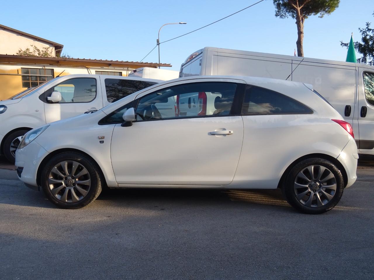 Opel Corsa 1.2 3 porte Club OK NEOPATENTATI