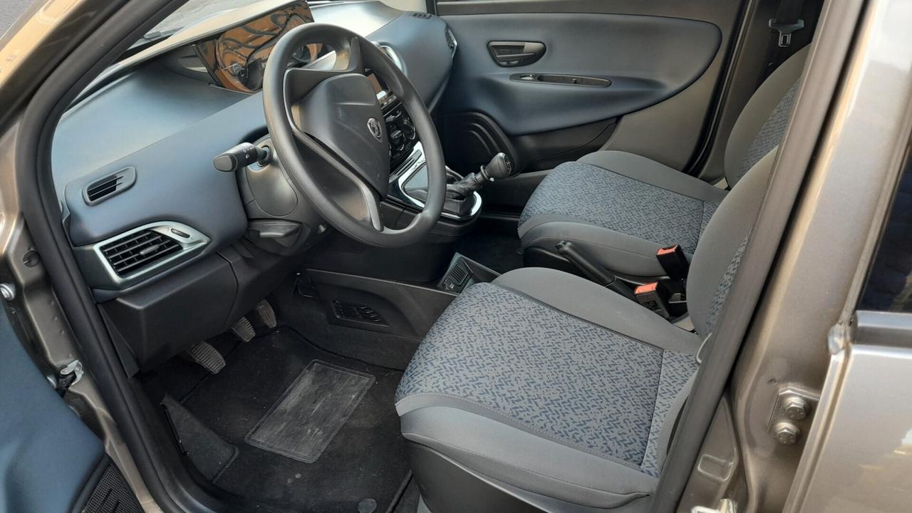 Lancia Ypsilon 1.0 FireFly 5 porte S&S Hybrid Silver
