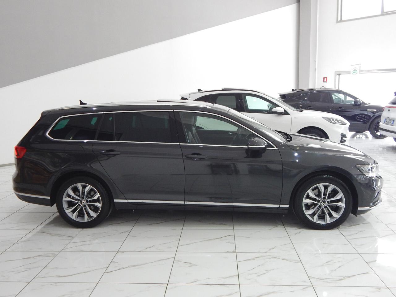 Volkswagen Passat Variant 2.0 TDI Executive DSG TETTO-NAVI-PELLE-CARPLAY-PARK