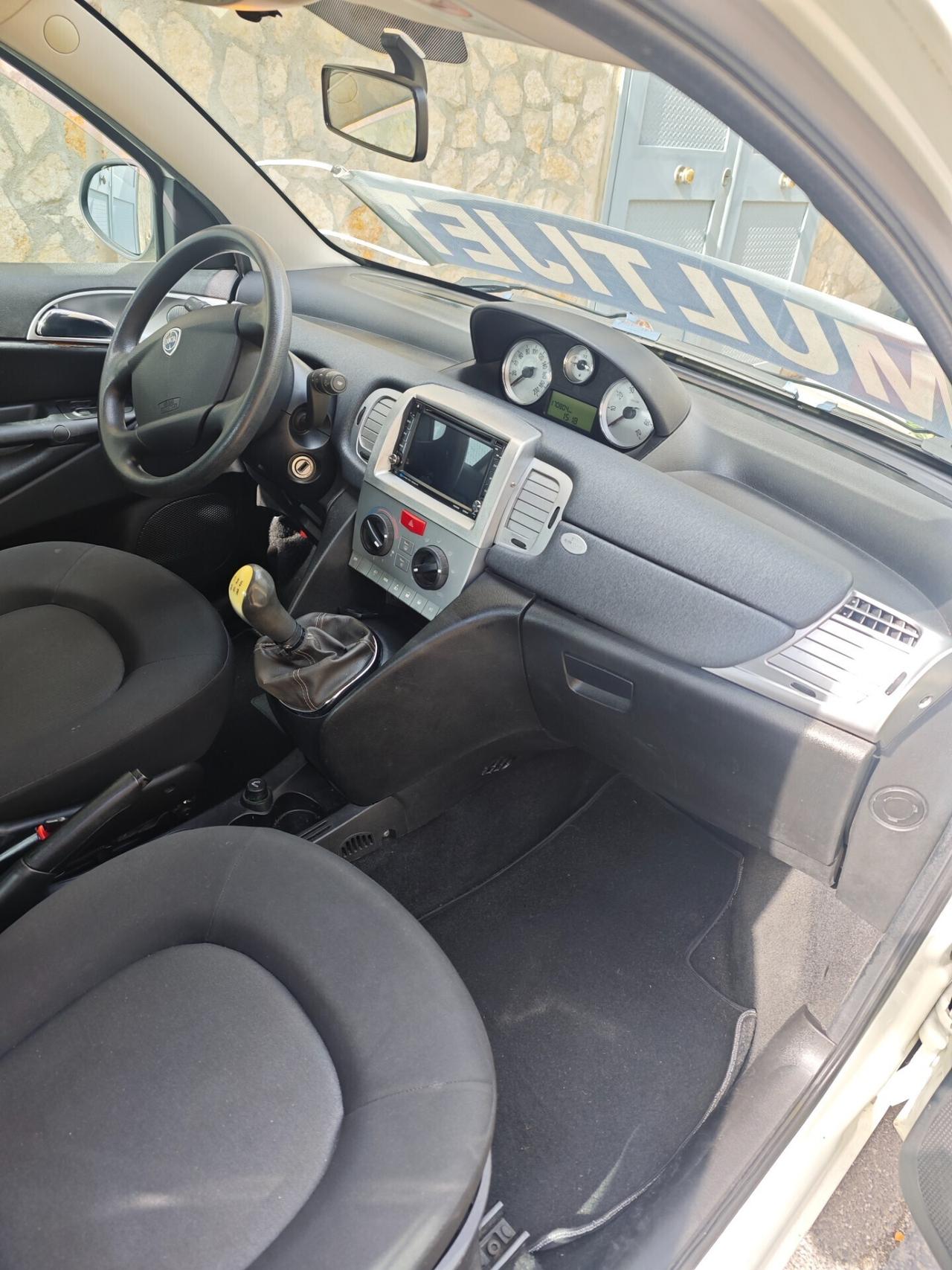 Lancia Ypsilon 1.3 MJT 75 CV Versus