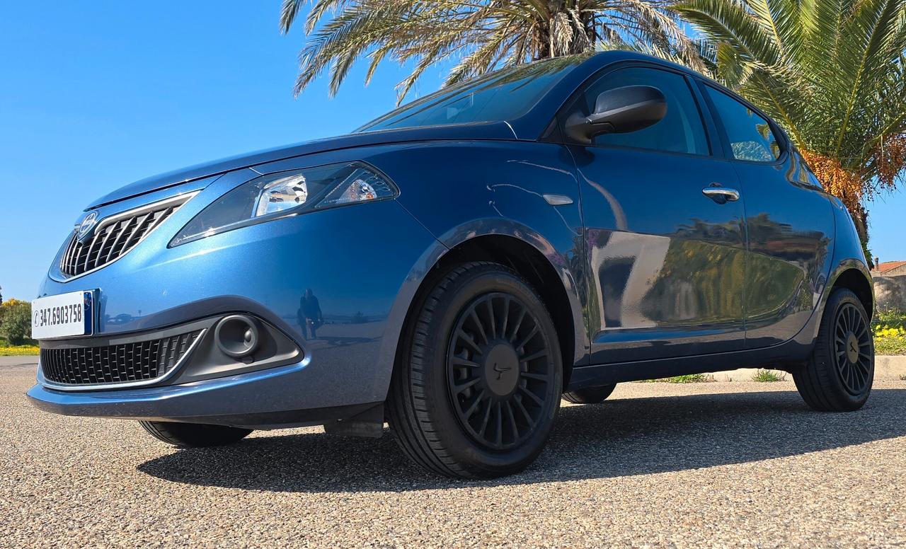 Lancia Ypsilon 1.0 FireFly 5 porte S&S Hybrid Ecochic Silver
