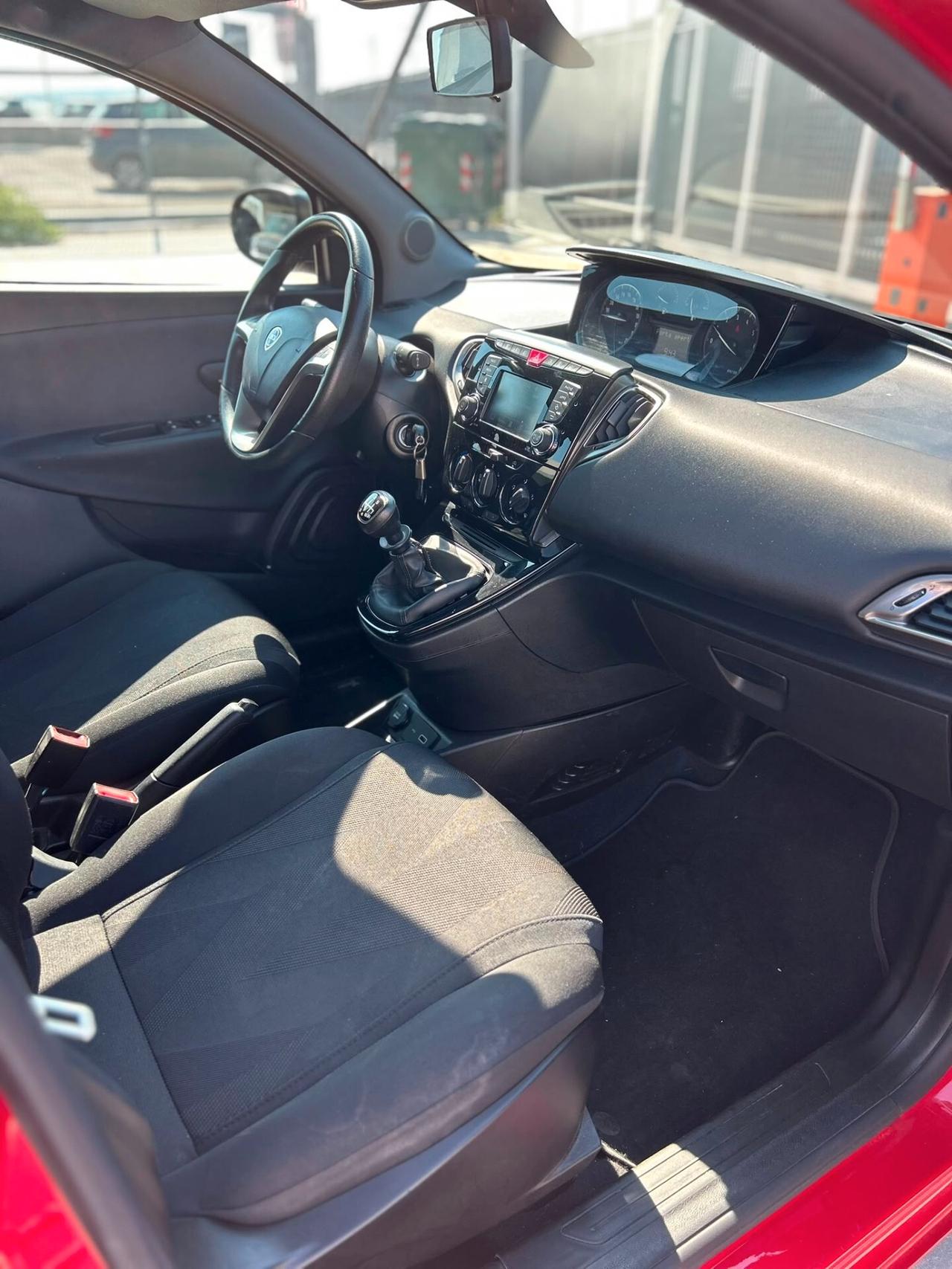 Lancia Ypsilon 1.0 FireFly 5 porte Hybrid Ecochic Gold