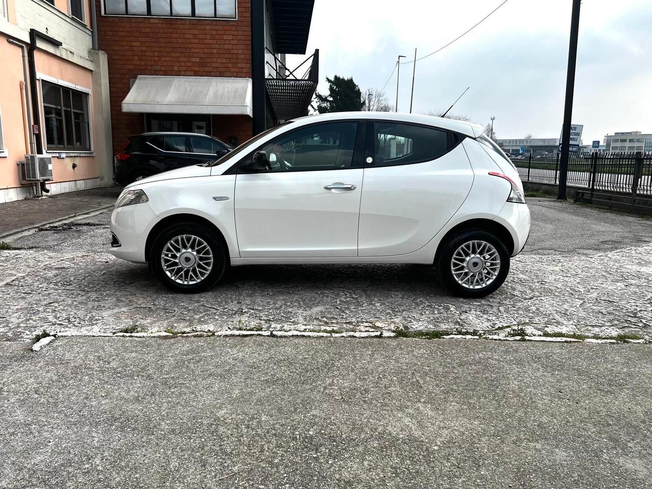 Lancia Ypsilon 0.9 TwinAir 85 CV 5 porte Metano Ecochic Platinum