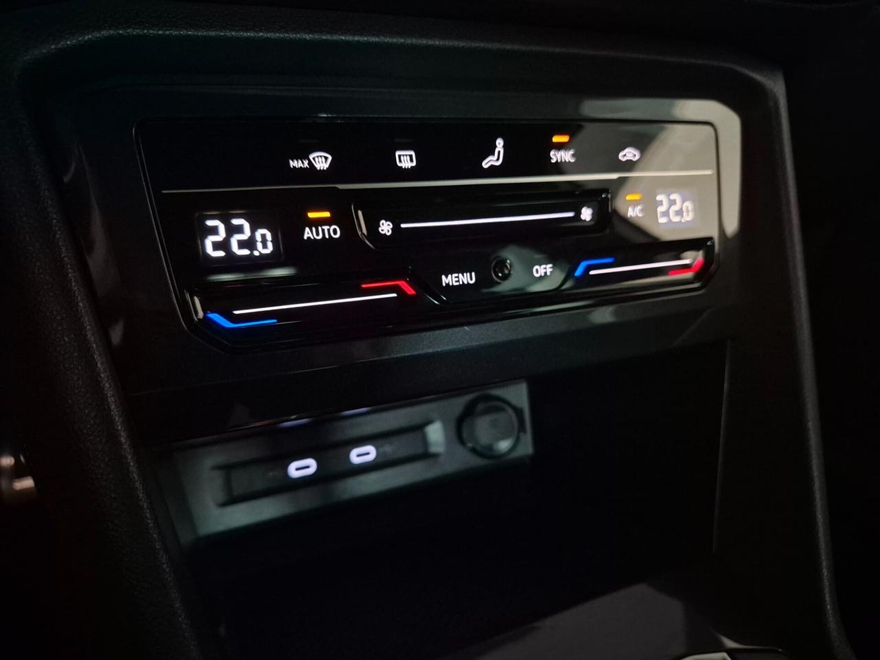 Volkswagen Tiguan 1.5 TSI R-LINE 150CV DSG LED NAVI C.19" APPLE CAR PLAY/ANDROID AUTO AMBIENT LIGHT KEYLESS ACC WIRELESS COCKPIT PRO