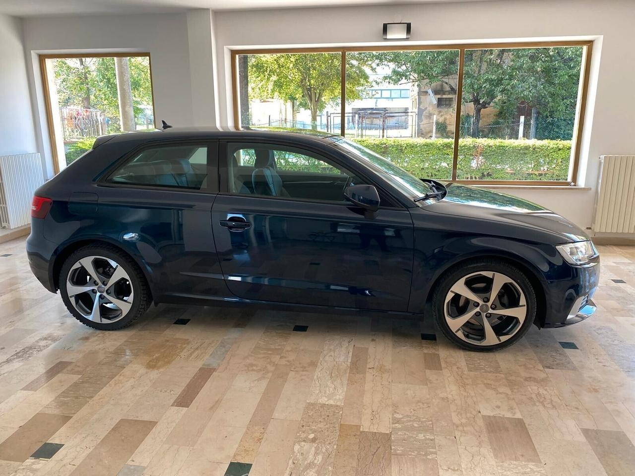 AUDI A3 1.6 TDI 110cv SPORT RESTYLING