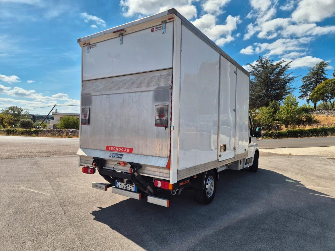 Opel Movano con sponda idraulica