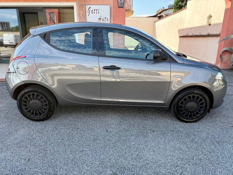 Lancia Ypsilon 1.0 FireFly 5 porte S&S Hybrid Ecochic Silver