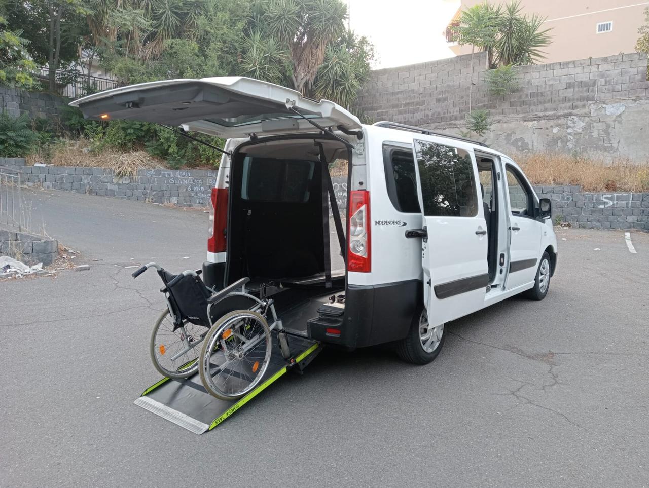 Peugeot Expert Pianale ribassato con rampa disabili 2 carrozzine