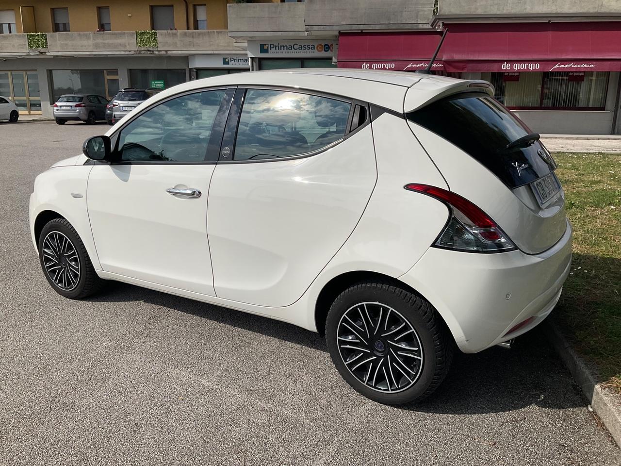 Lancia Ypsilon 1.0 FireFly 5 porte S&S Hybrid Ecochic Gold